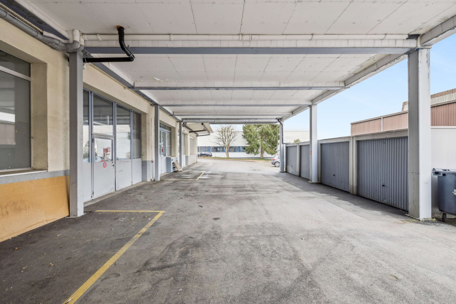 1640m² storage room