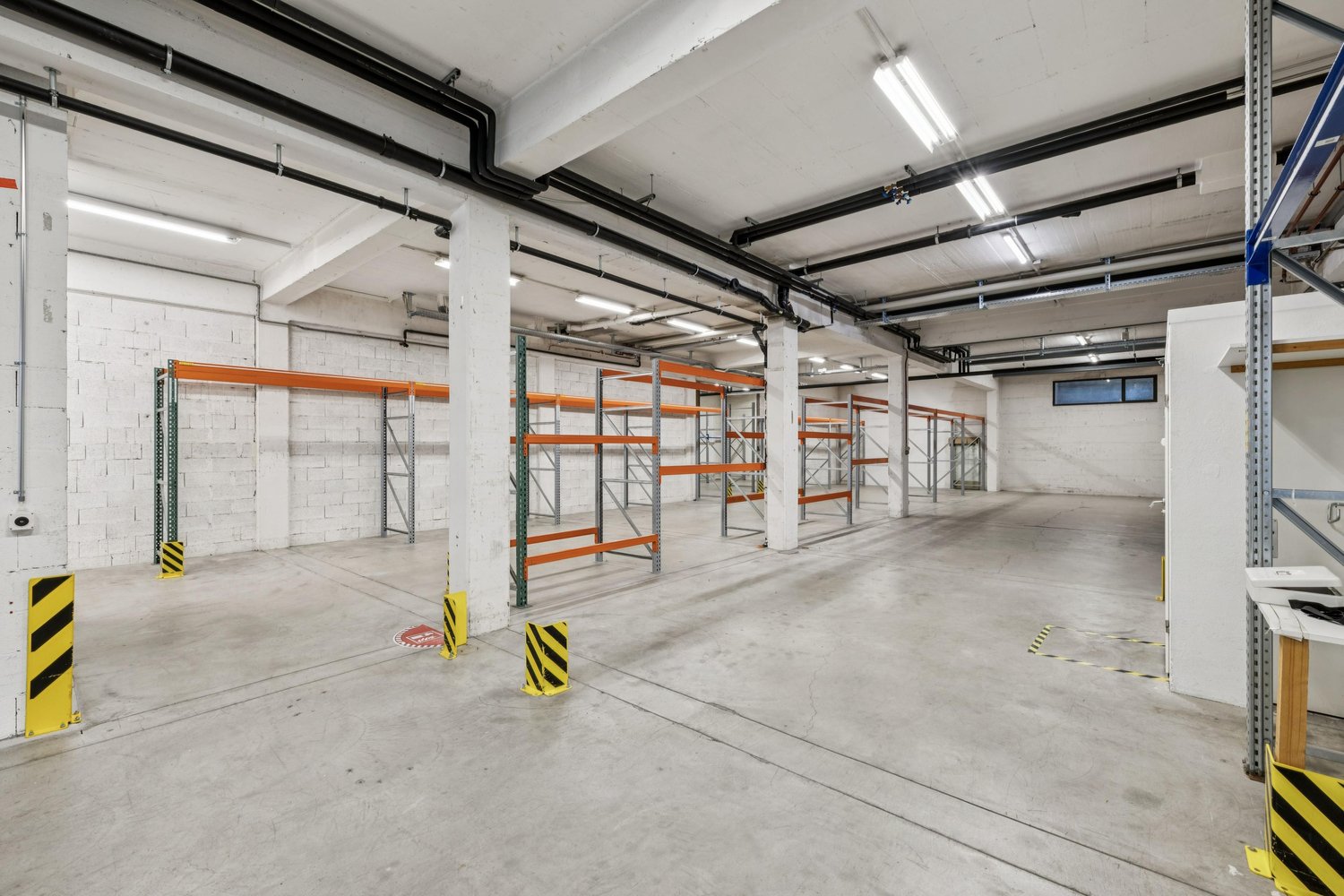 1640m² storage room