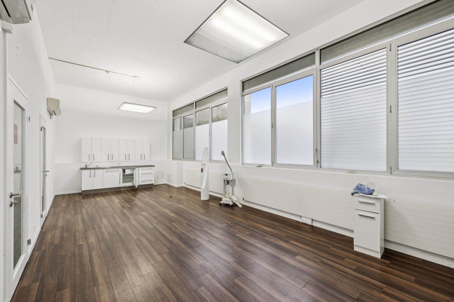 1640m² storage room