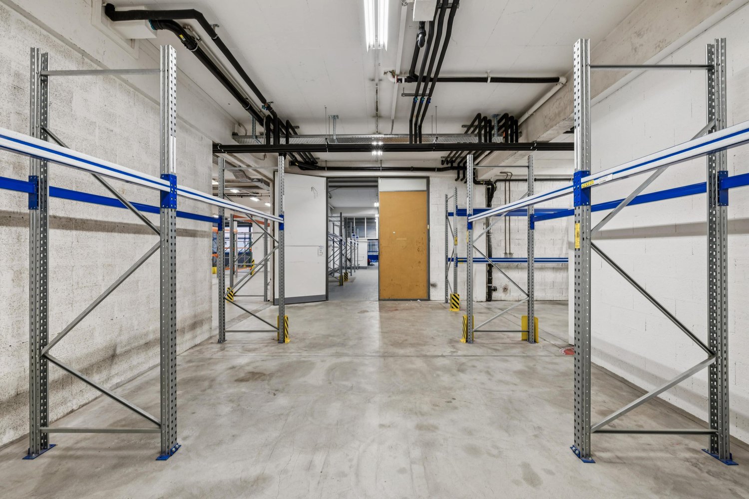 1640m² storage room