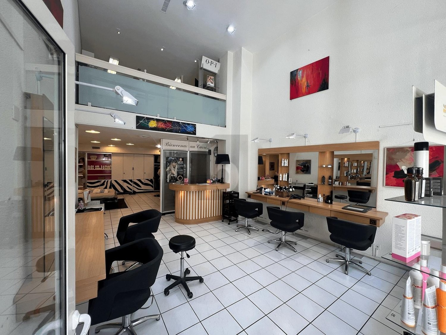 130m² shop, photo 1 of 4