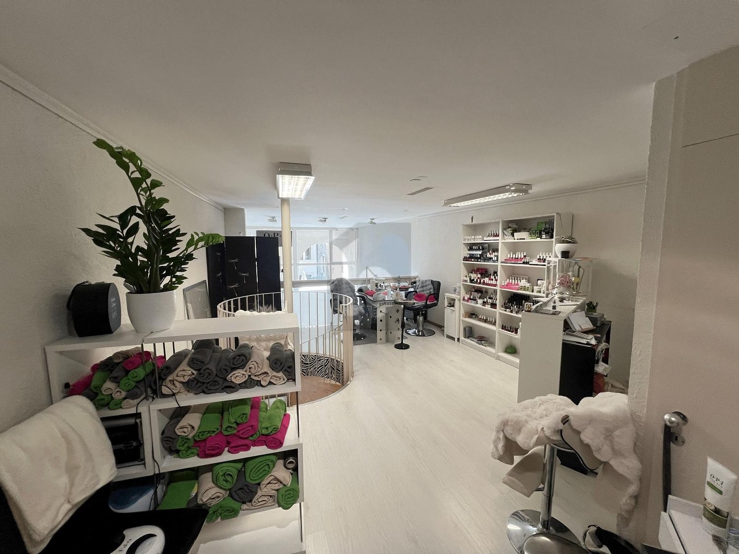 130m² shop, photo 3 of 4