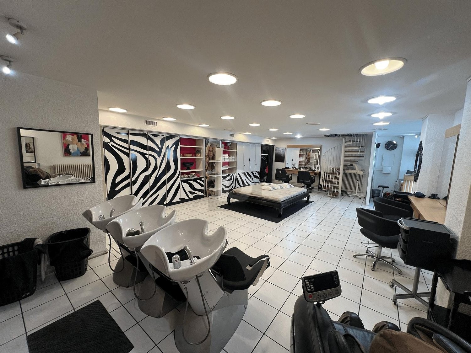 130m² shop, photo 2 of 4