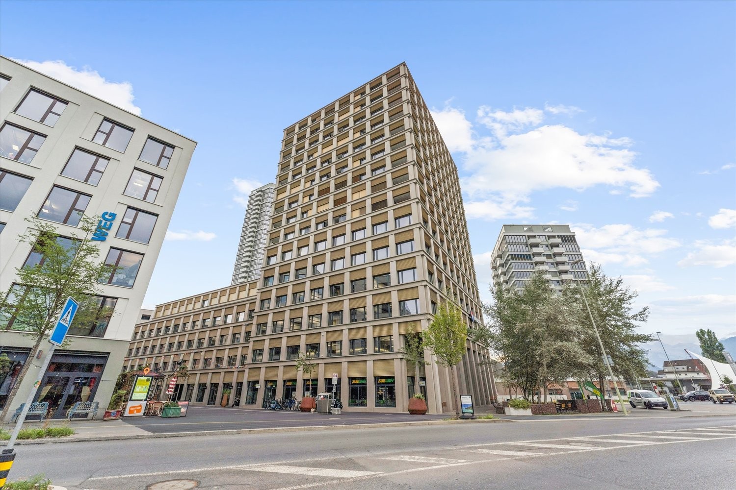 613m² office, photo 1 of 10