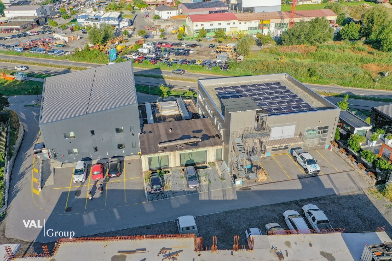 700m² living / commercial building