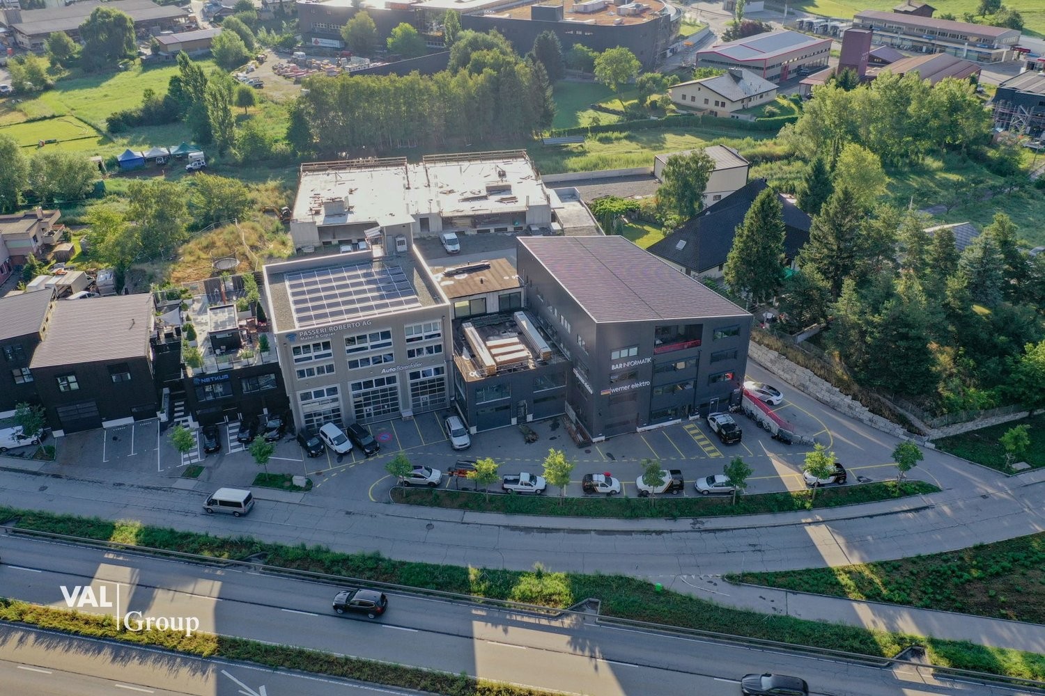 700m² living / commercial building