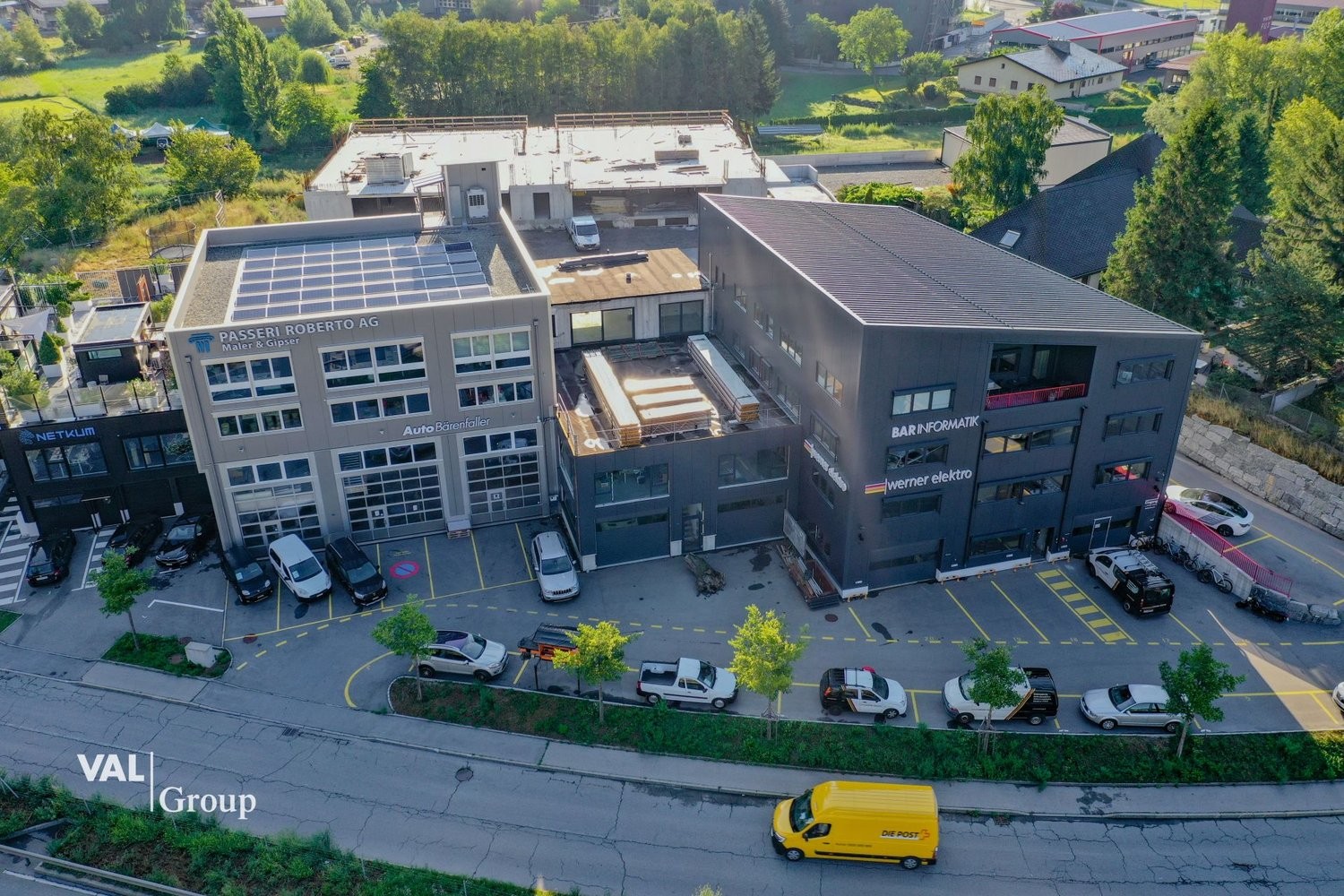 700m² living / commercial building