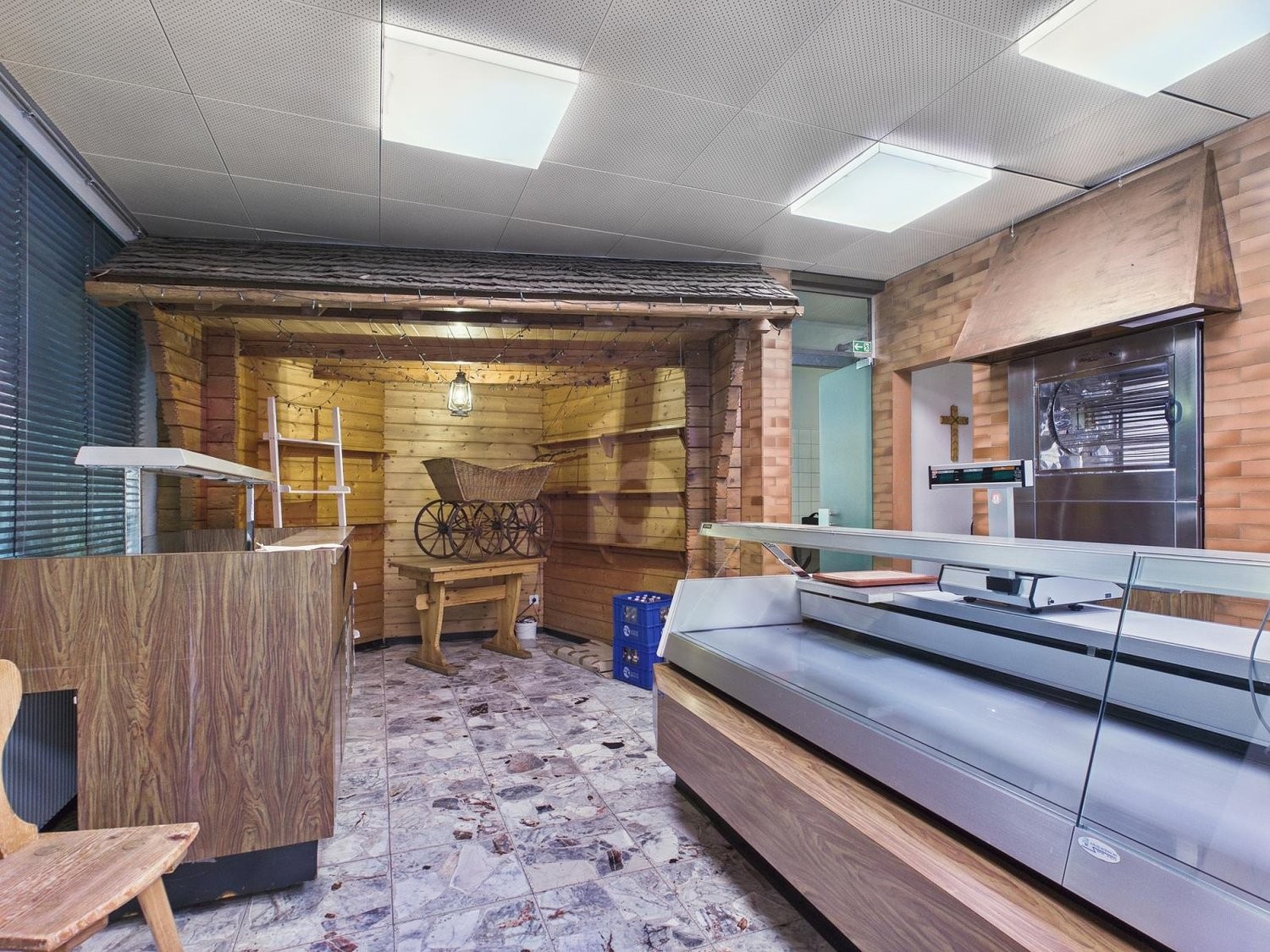 90m² shop