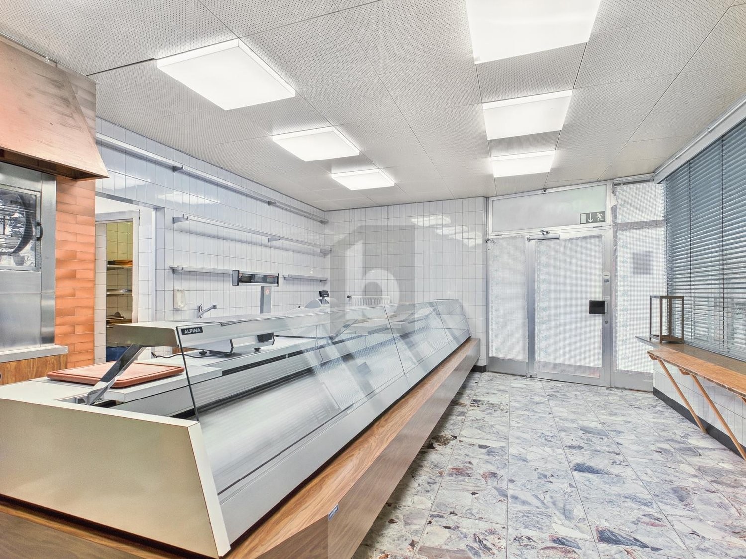 90m² shop
