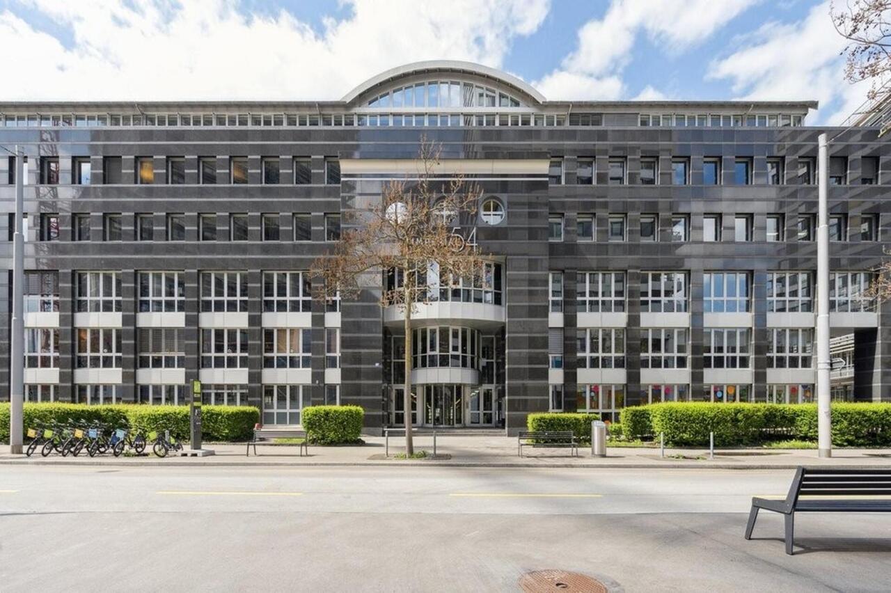 351m² office, photo 1 of 10