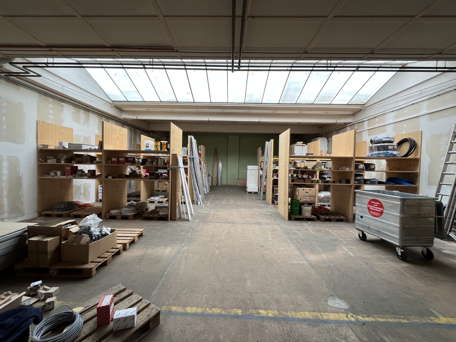 200m² commercial
