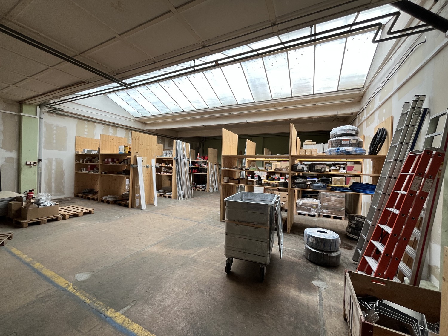 200m² commercial