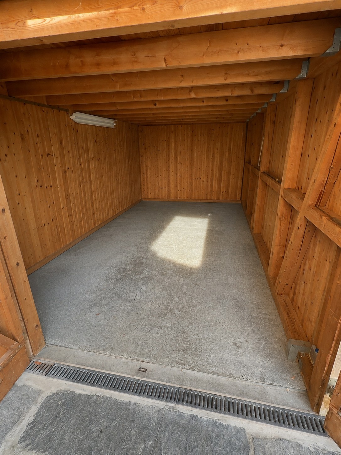30m² open slot","description":"Hobby room/storage room/parking space for smaller vehicles for rent in the Canton Zug. 30m2, ground floor"}
