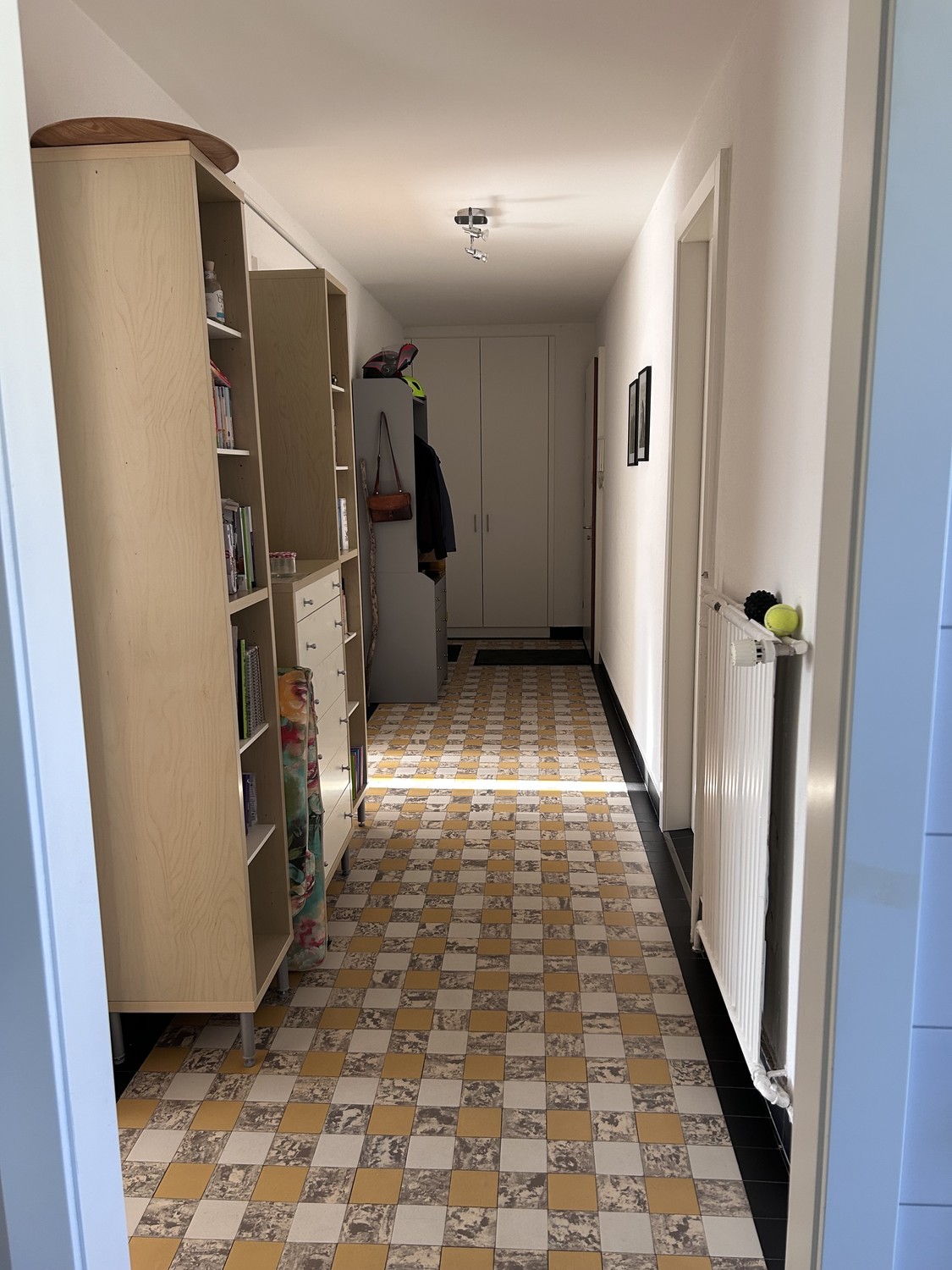 2 ½ room apartment
2.5 rooms of 62m2 with 2 balconies.
Close to Migros/Denner/bus stops
A stone's throw from the station.
Eat-in kitchen.
Large corridor that can be converted.
Bathroom with bathtub, possibility to install a washing machine and dryer stack.
Common laundry room without planning.
Cella, photo 3 of 8