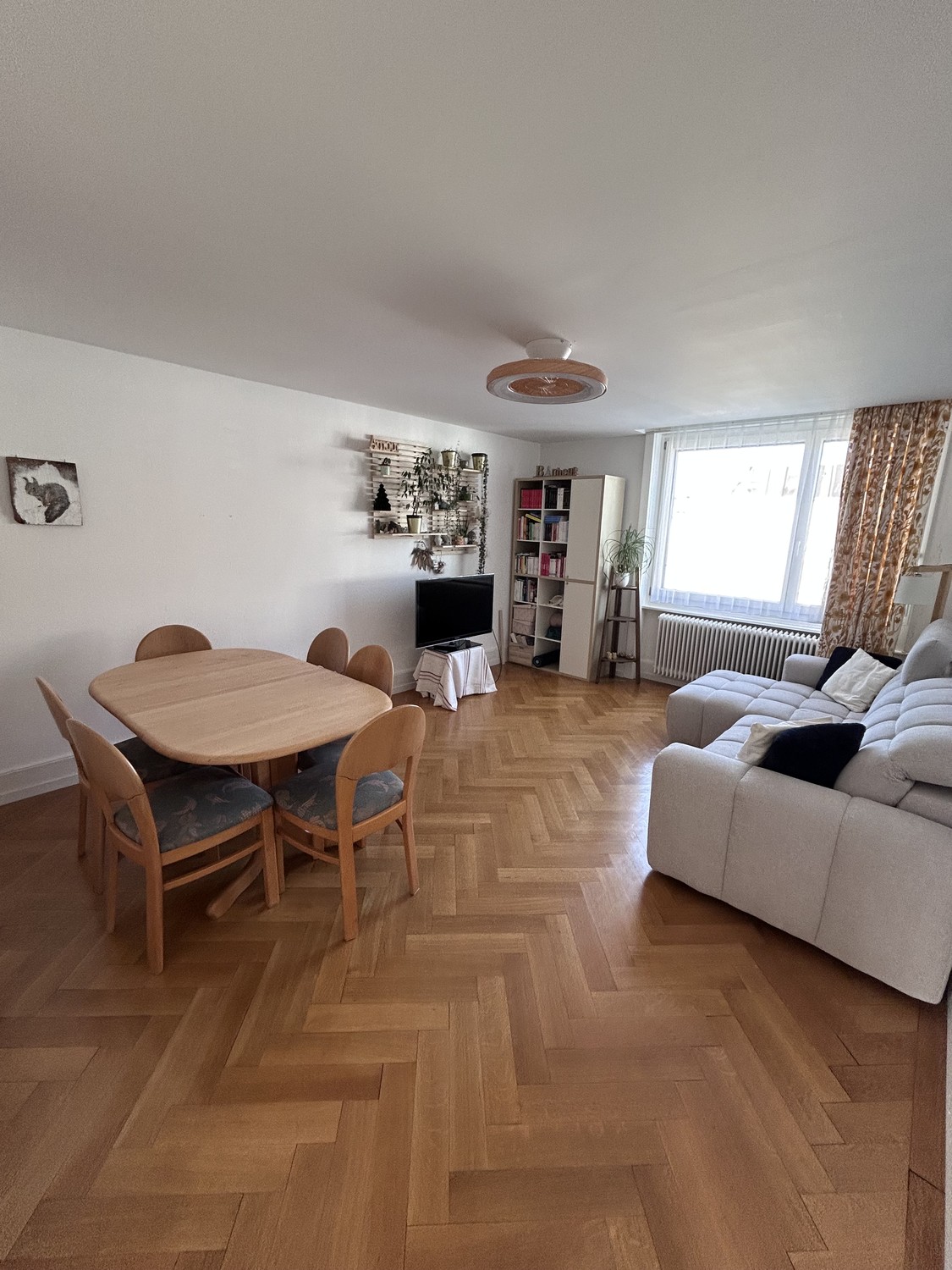 2 ½ room apartment
2.5 rooms of 62m2 with 2 balconies.
Close to Migros/Denner/bus stops
A stone's throw from the station.
Eat-in kitchen.
Large corridor that can be converted.
Bathroom with bathtub, possibility to install a washing machine and dryer stack.
Common laundry room without planning.
Cella, photo 2 of 8