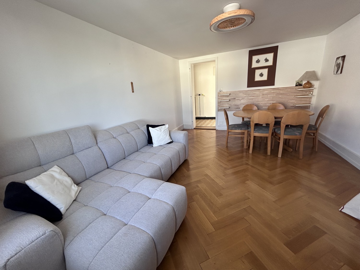 2 ½ room apartment
2.5 rooms of 62m2 with 2 balconies.
Close to Migros/Denner/bus stops
A stone's throw from the station.
Eat-in kitchen.
Large corridor that can be converted.
Bathroom with bathtub, possibility to install a washing machine and dryer stack.
Common laundry room without planning.
Cella, photo 1 of 8