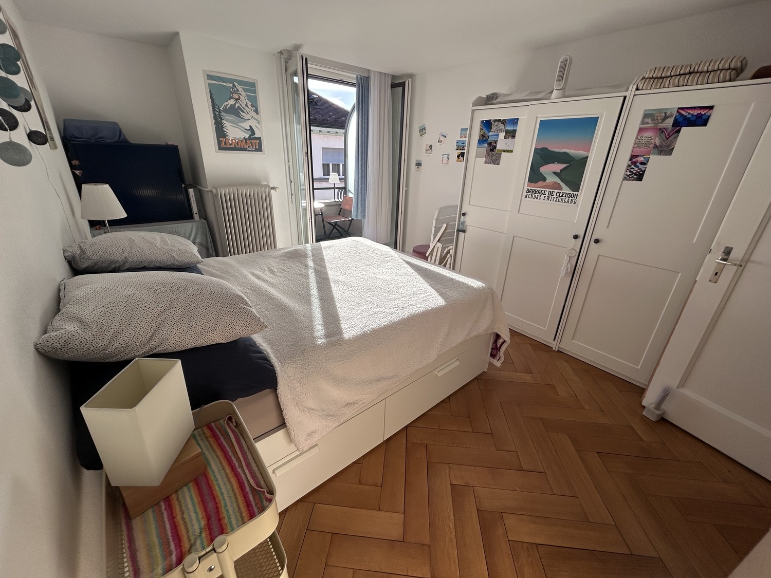 2 ½ room apartment
2.5 rooms of 62m2 with 2 balconies.
Close to Migros/Denner/bus stops
A stone's throw from the station.
Eat-in kitchen.
Large corridor that can be converted.
Bathroom with bathtub, possibility to install a washing machine and dryer stack.
Common laundry room without planning.
Cella, photo 4 of 8