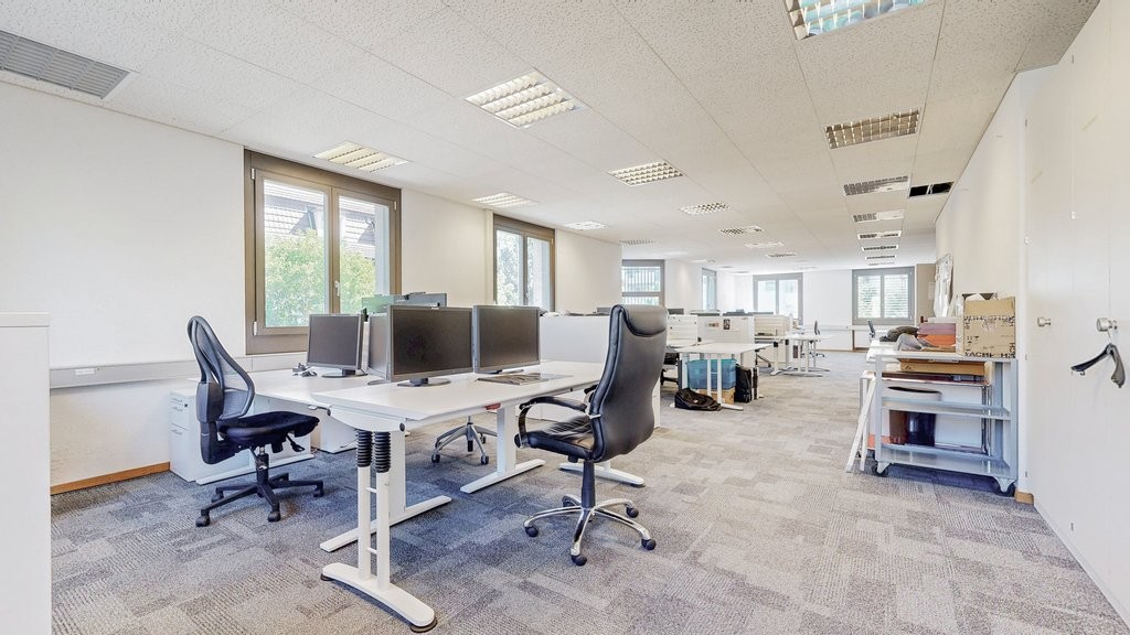 330m² office, photo 1 of 10