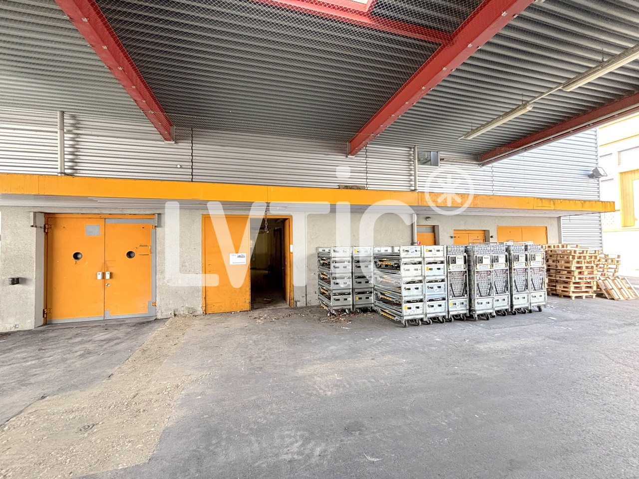 750m² storage room