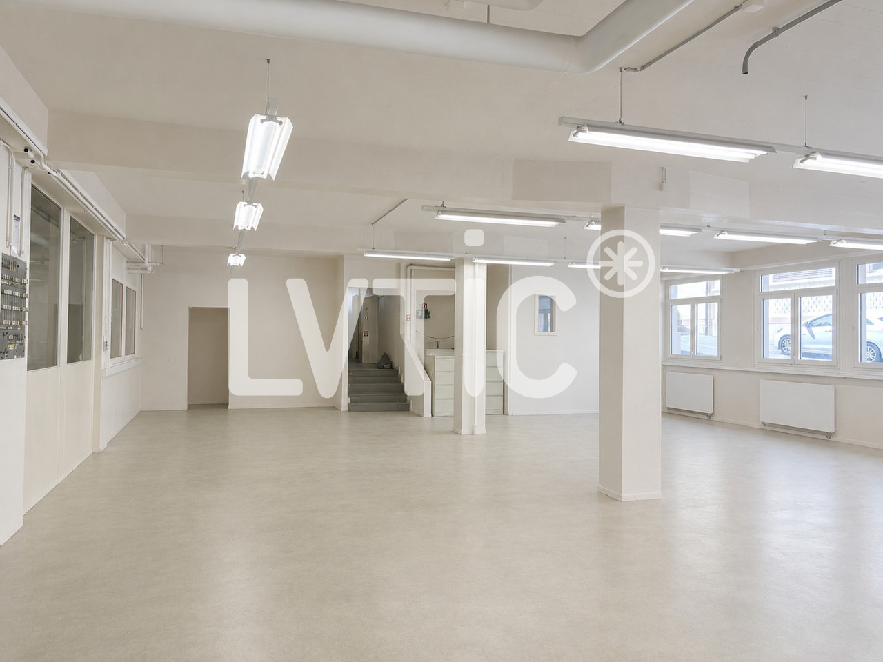 750m² storage room
