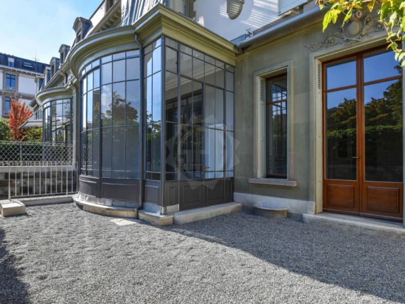 579m² office, photo 1 of 9
