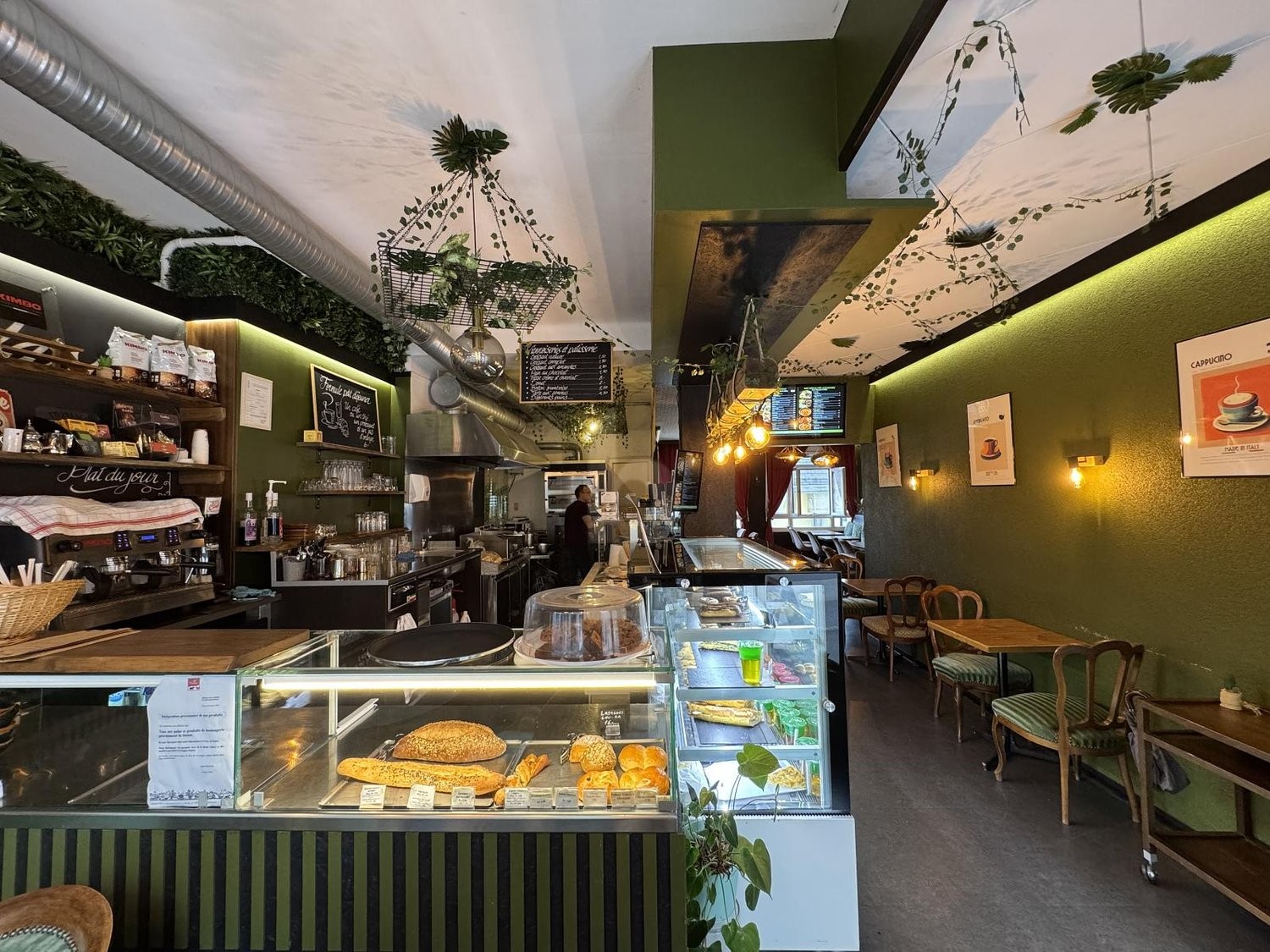 80m² restaurant, photo 1 of 4