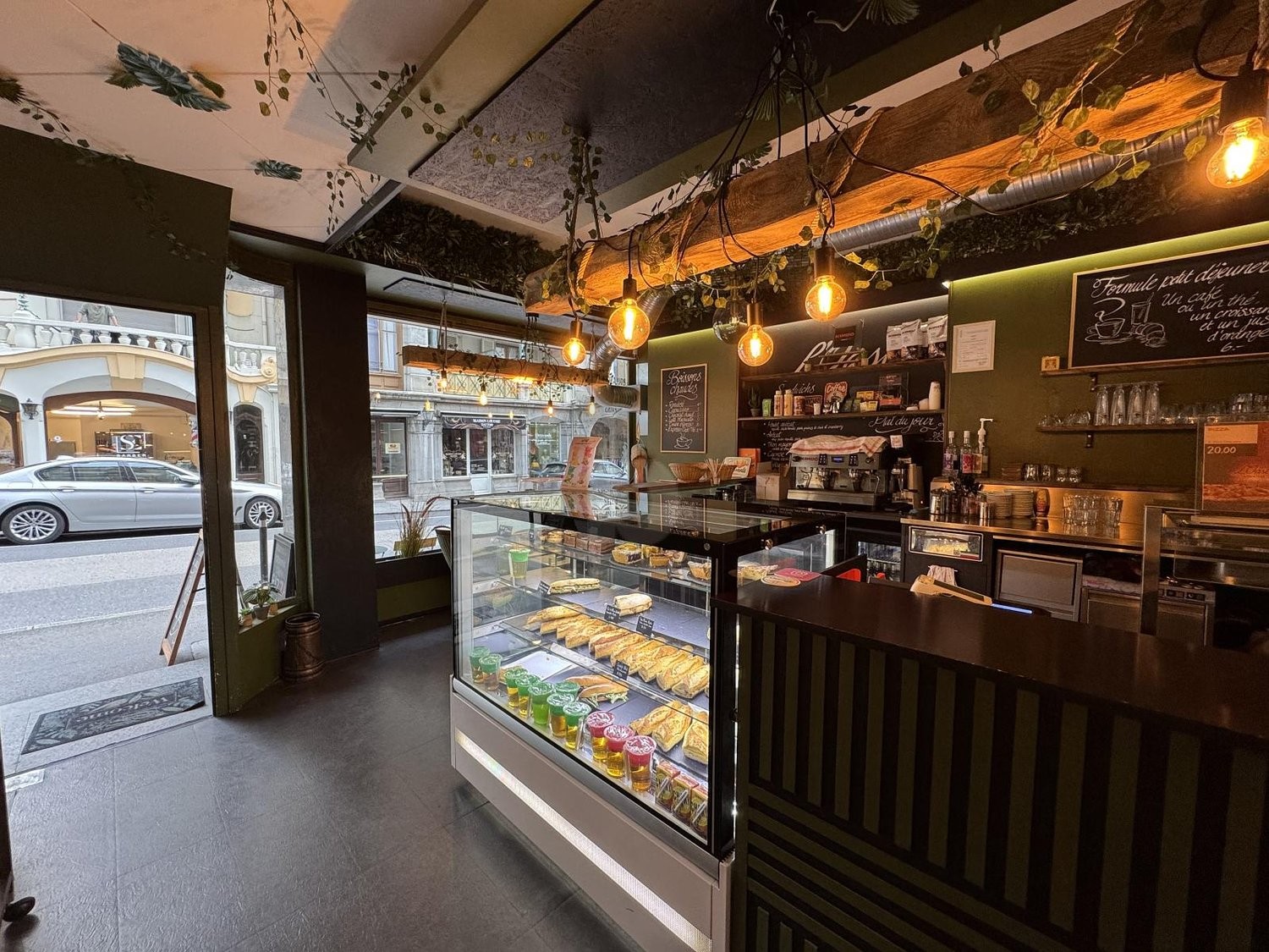 80m² restaurant, photo 2 of 4