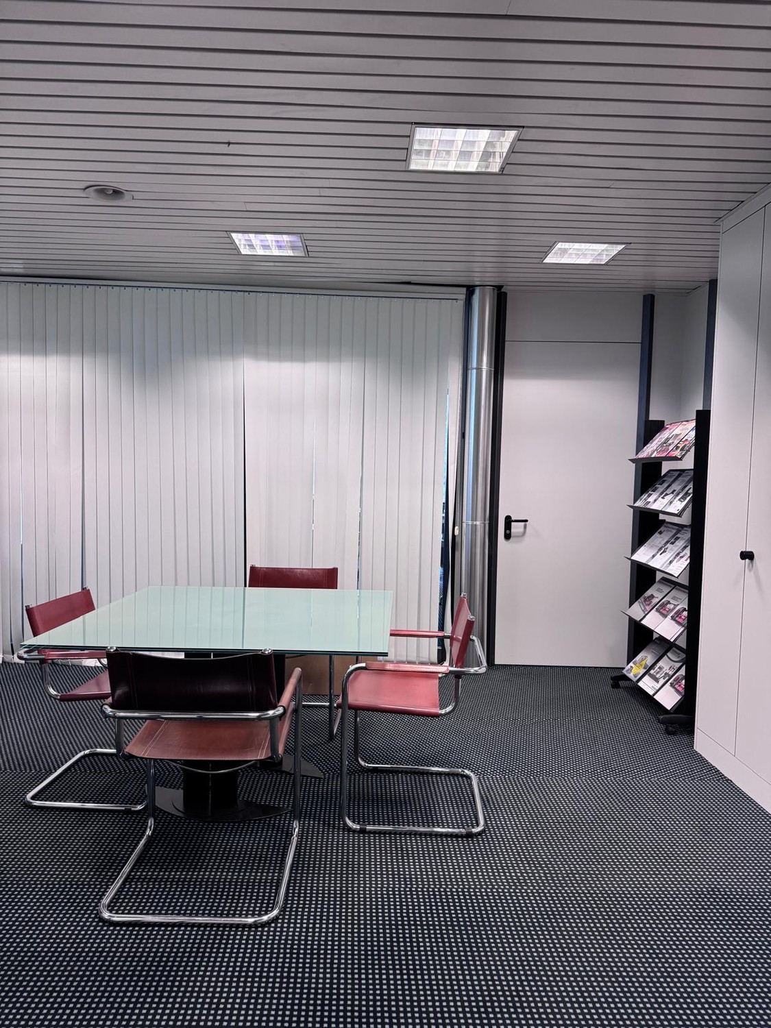 247m² office
