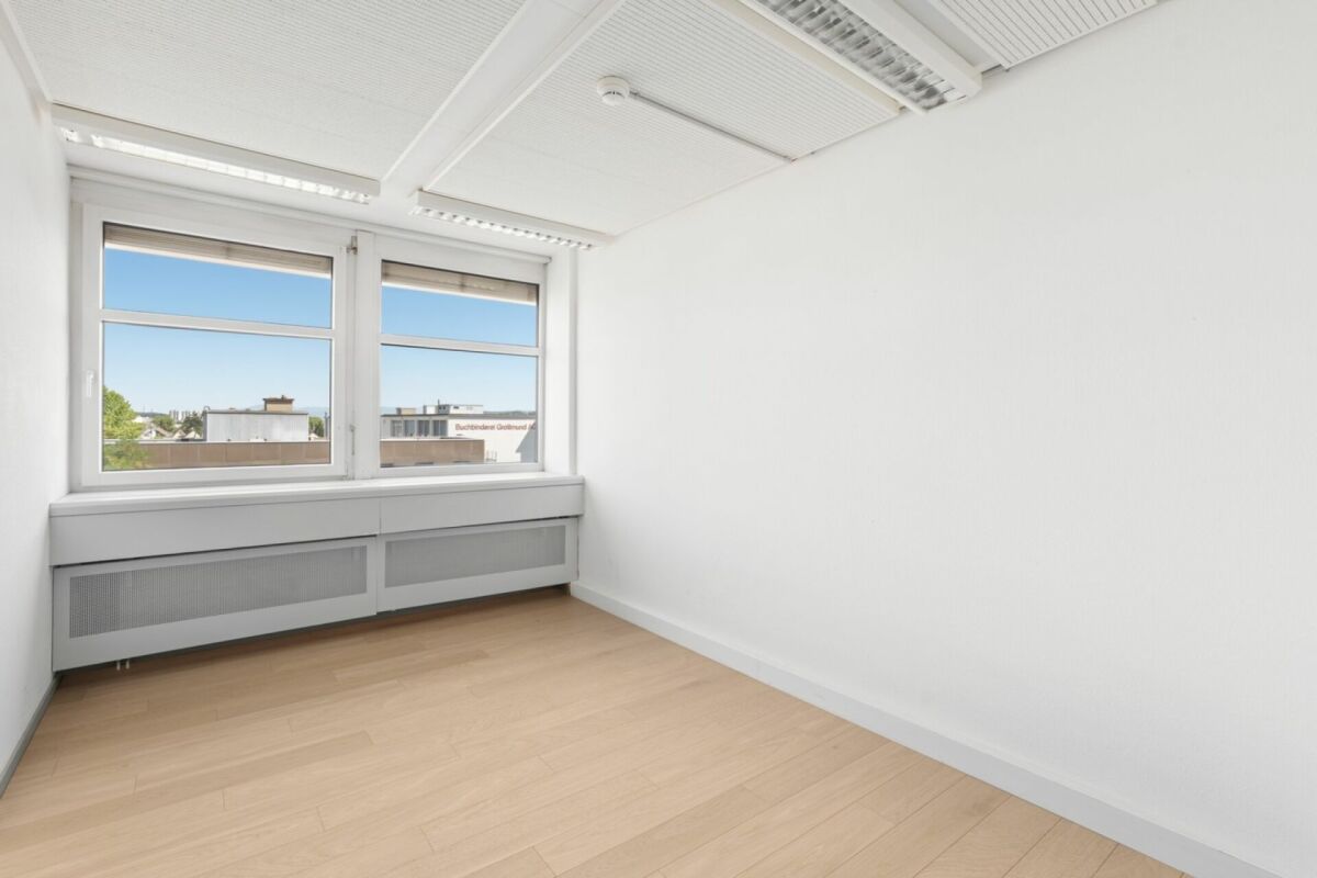 190m² commercial 

Attractifs bureaux avec loyer échelonné et disponibilité immédiate 

Vous recherchez un nouveau siège social déjà entièrement aménagé et offrant un environnement de travail agréable à votre équipe ? 

À la Sternenhofstrasse 15 à Reinach, nous louons dès maintenant ou sur demande e