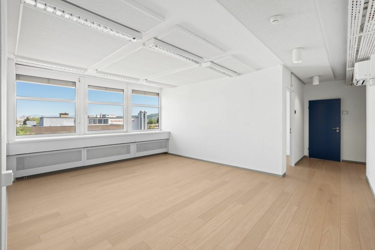 190m² commercial 

Attractifs bureaux avec loyer échelonné et disponibilité immédiate 

Vous recherchez un nouveau siège social déjà entièrement aménagé et offrant un environnement de travail agréable à votre équipe ? 

À la Sternenhofstrasse 15 à Reinach, nous louons dès maintenant ou sur demande e