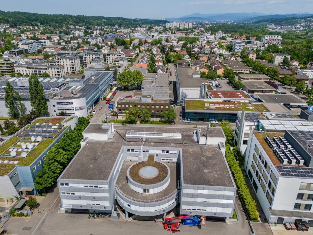 190m² commercial 

Attractifs bureaux avec loyer échelonné et disponibilité immédiate 

Vous recherchez un nouveau siège social déjà entièrement aménagé et offrant un environnement de travail agréable à votre équipe ? 

À la Sternenhofstrasse 15 à Reinach, nous louons dès maintenant ou sur demande e