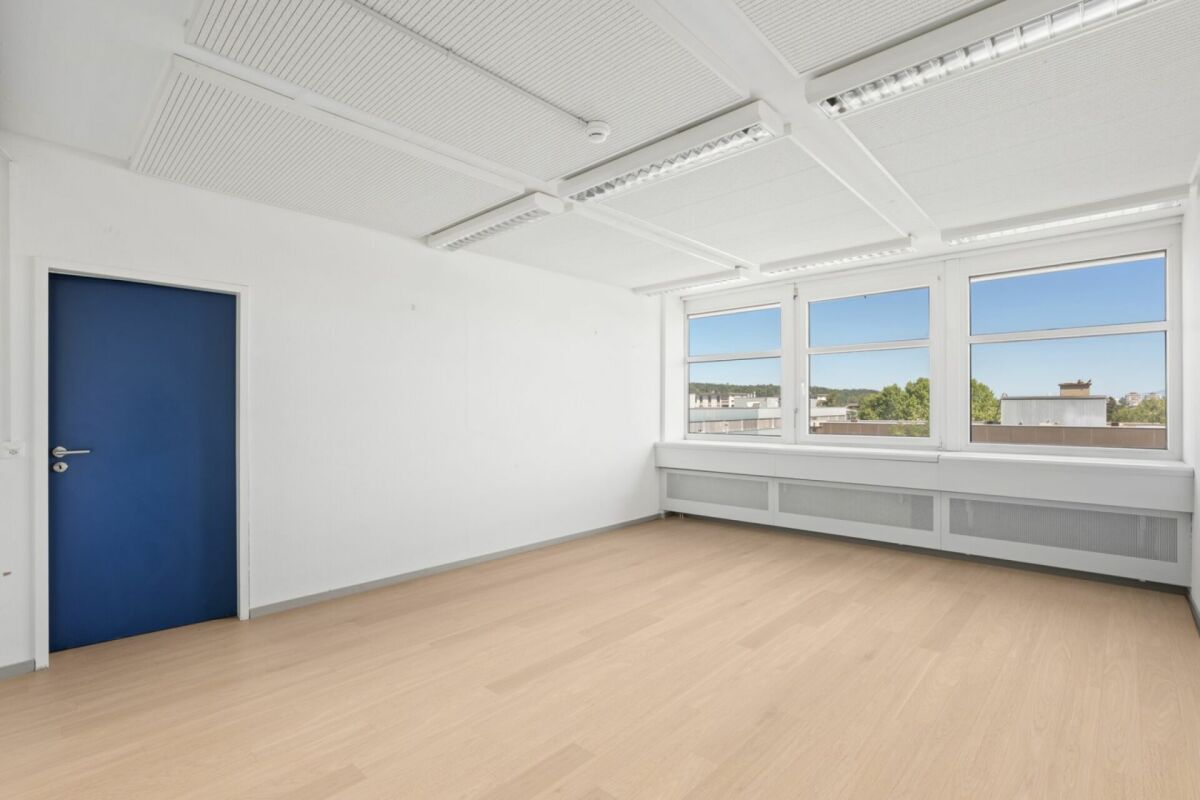 190m² commercial 

Attractifs bureaux avec loyer échelonné et disponibilité immédiate 

Vous recherchez un nouveau siège social déjà entièrement aménagé et offrant un environnement de travail agréable à votre équipe ? 

À la Sternenhofstrasse 15 à Reinach, nous louons dès maintenant ou sur demande e