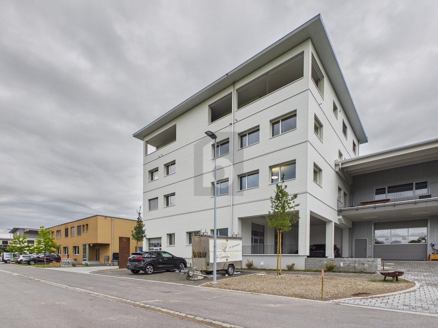 345m² atelier, photo 1 of 4