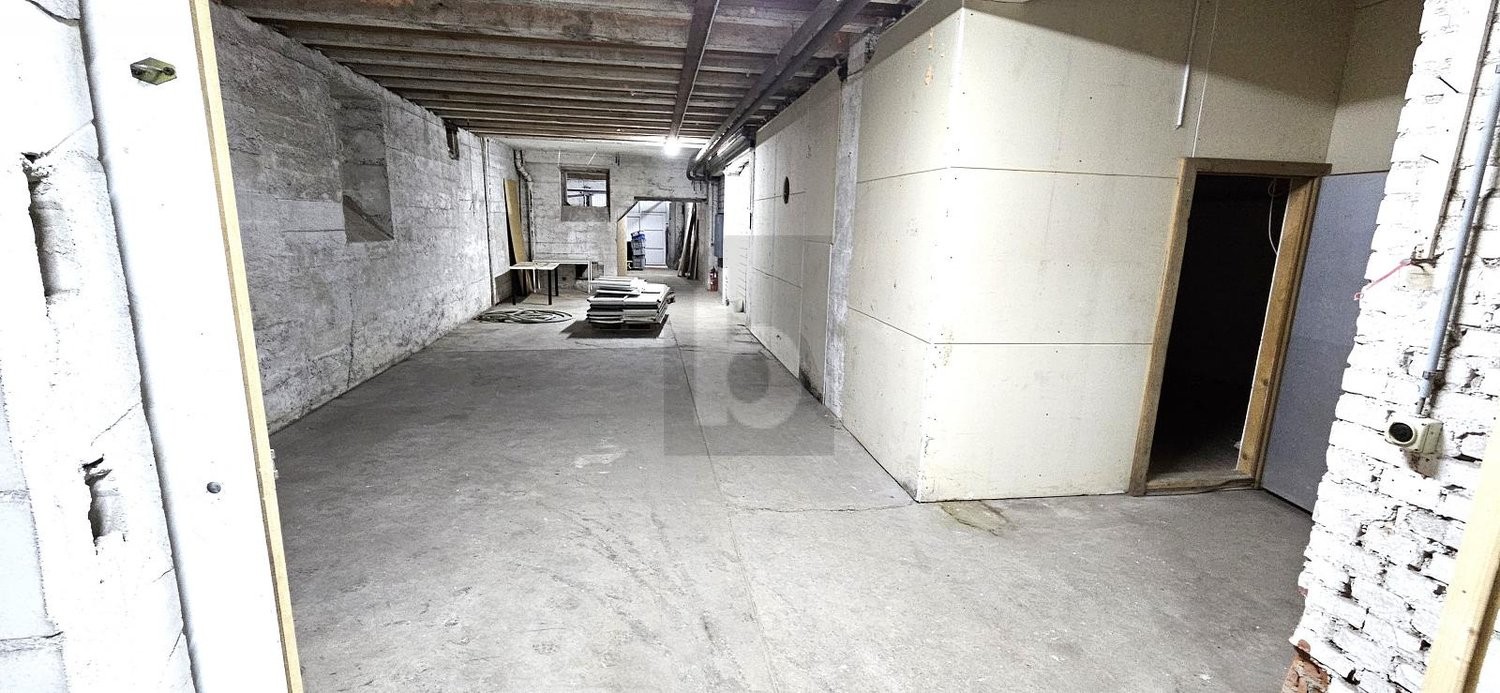 350m² storage room, photo 2 of 4