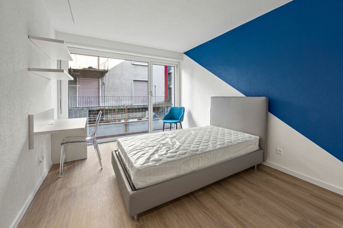 1 room single room

Student rooms available from 01.03.2027 

The apartment is located on the first floor and is divided into 4 rooms for students with a shared kitchen, living room and 2 bathrooms. 

The rooms are furnished. 

The central location allows for a large number of services nearby. All t, photo 4 of 7