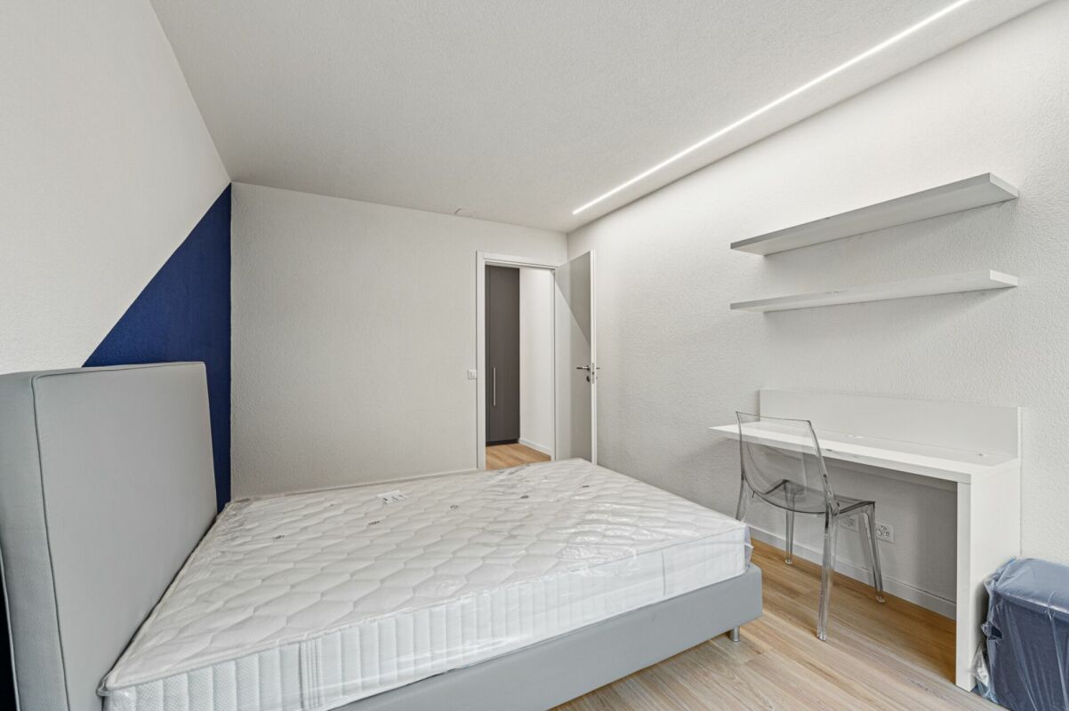 1 room single room

Student rooms available from 01.03.2027 

The apartment is located on the first floor and is divided into 4 rooms for students with a shared kitchen, living room and 2 bathrooms. 

The rooms are furnished. 

The central location allows for a large number of services nearby. All t, photo 3 of 7