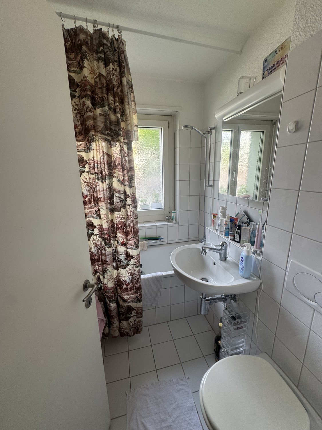 2 ½ room apartment","description":"2.5 room apartment, some furniture can be taken over."}, photo 5 of 10