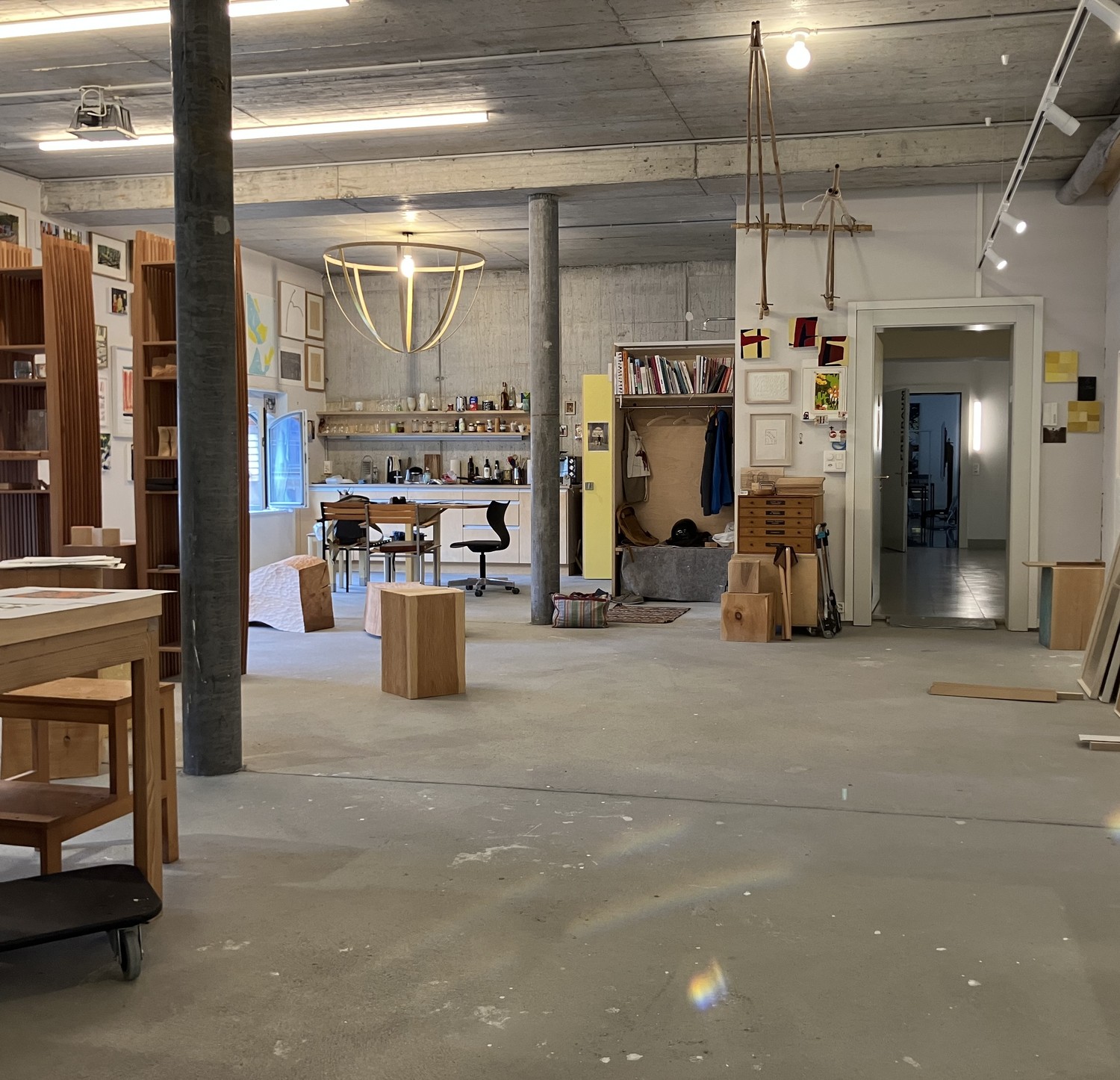 45m² commercial

Subtenant (male/female) wanted for
Atelier Galerieraum

Atelier at Giesshübelstrasse 62 B on the 4th floor with a large roof terrace, directly opposite Brunaupark and Sihlcity.

The entire area is approx. 130M2. Kitchen, WC / shower and Wlan are available.

I am looking for 1 - 2 su, photo 1 of 6