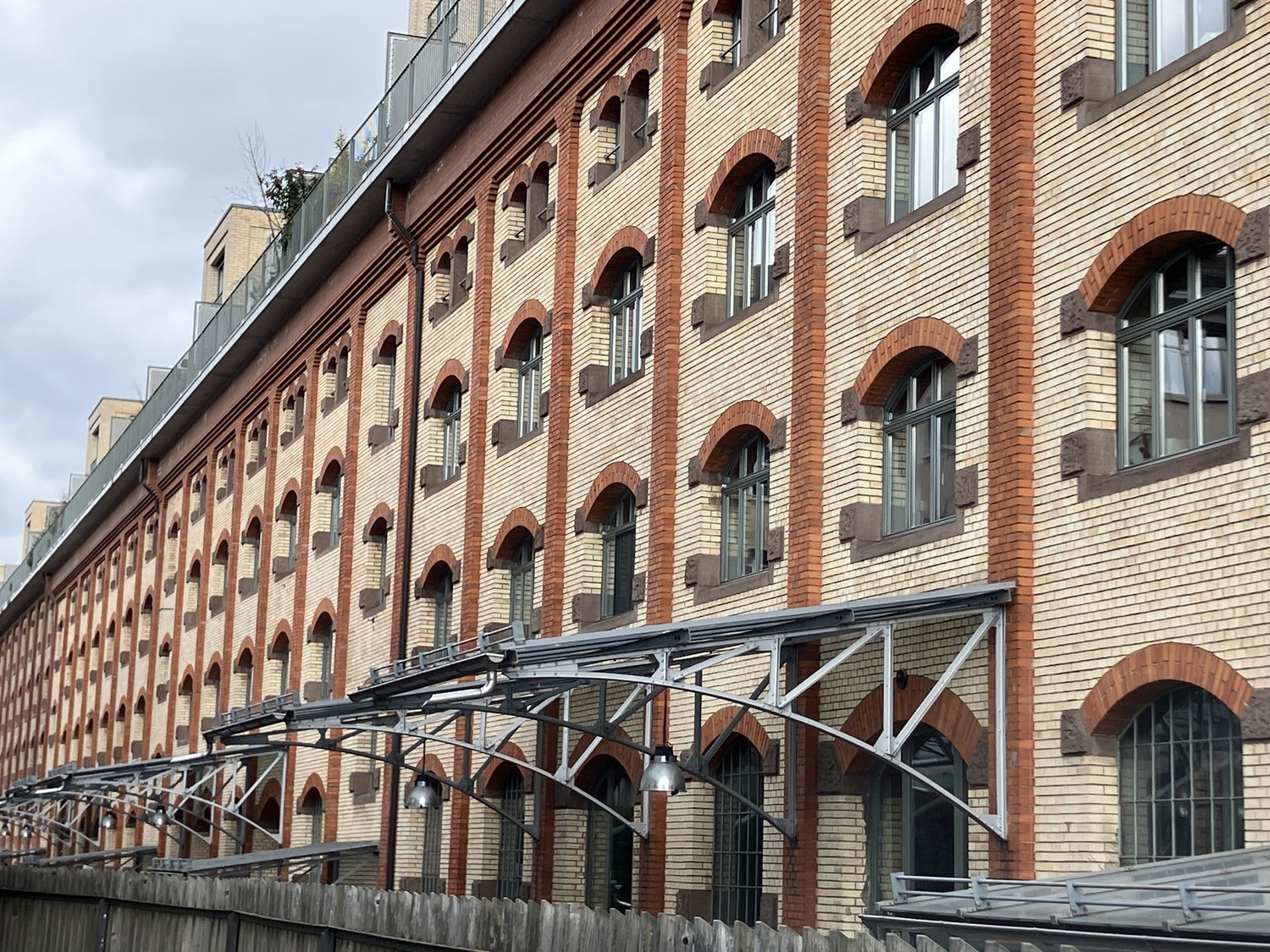 45m² commercial

Subtenant (male/female) wanted for
Atelier Galerieraum

Atelier at Giesshübelstrasse 62 B on the 4th floor with a large roof terrace, directly opposite Brunaupark and Sihlcity.

The entire area is approx. 130M2. Kitchen, WC / shower and Wlan are available.

I am looking for 1 - 2 su, photo 2 of 6