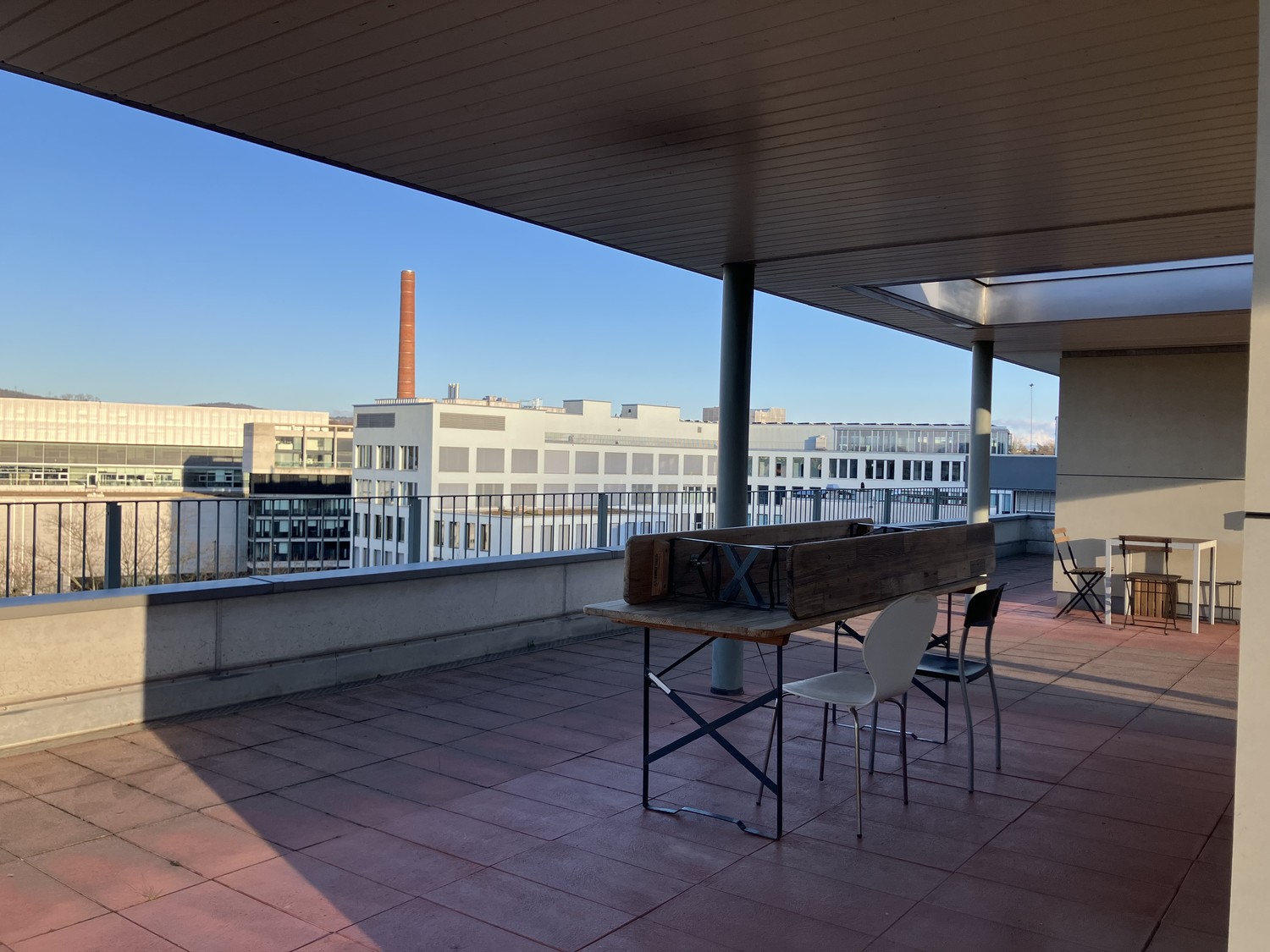 45m² commercial

Subtenant (male/female) wanted for
Atelier Galerieraum

Atelier at Giesshübelstrasse 62 B on the 4th floor with a large roof terrace, directly opposite Brunaupark and Sihlcity.

The entire area is approx. 130M2. Kitchen, WC / shower and Wlan are available.

I am looking for 1 - 2 su, photo 5 of 6