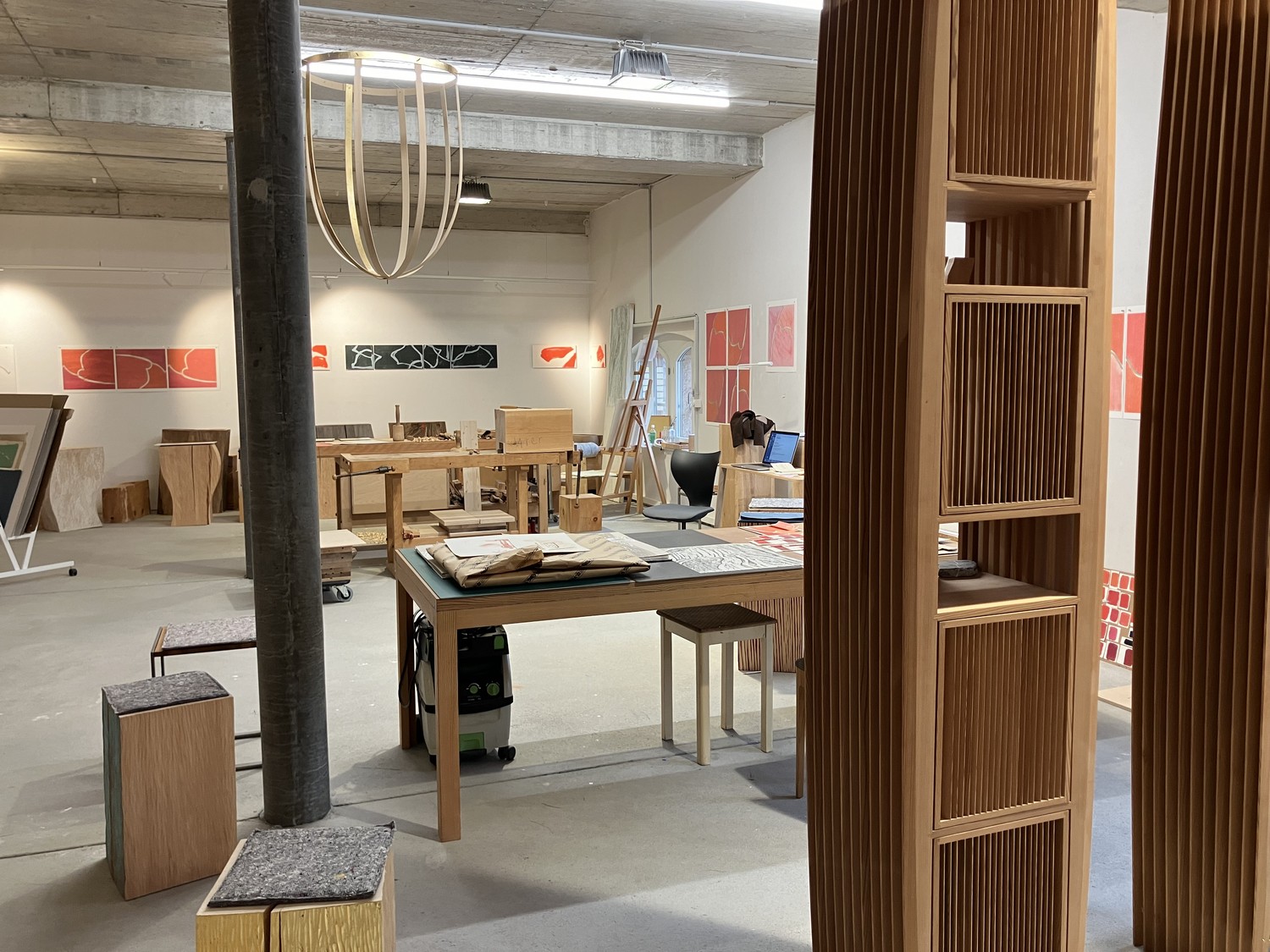 45m² commercial

Subtenant (male/female) wanted for
Atelier Galerieraum

Atelier at Giesshübelstrasse 62 B on the 4th floor with a large roof terrace, directly opposite Brunaupark and Sihlcity.

The entire area is approx. 130M2. Kitchen, WC / shower and Wlan are available.

I am looking for 1 - 2 su, photo 3 of 6