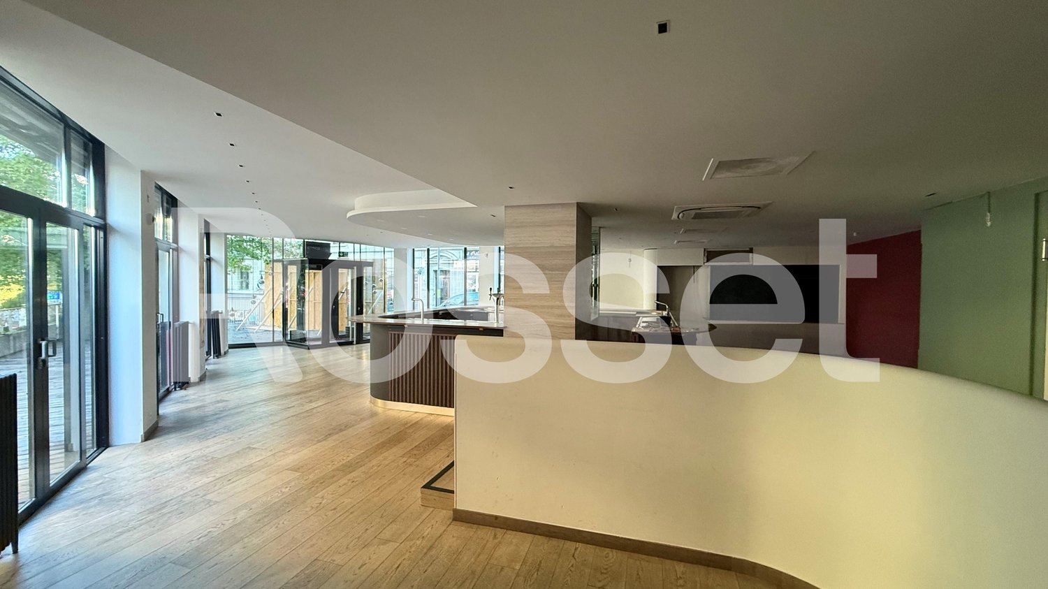 295m² department store, photo 5 of 8