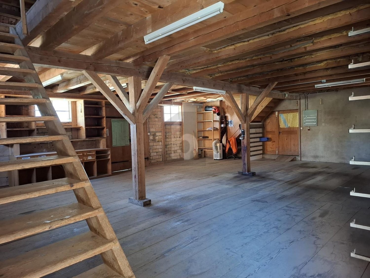 570m² de local de stockage