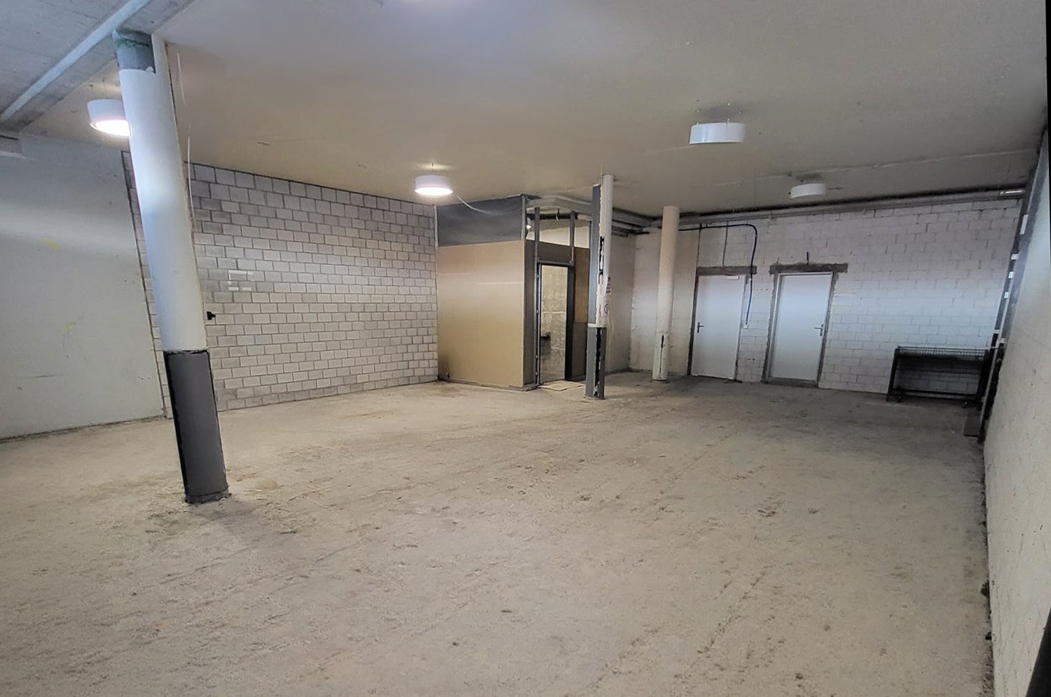 98m² shop, photo 4 of 8