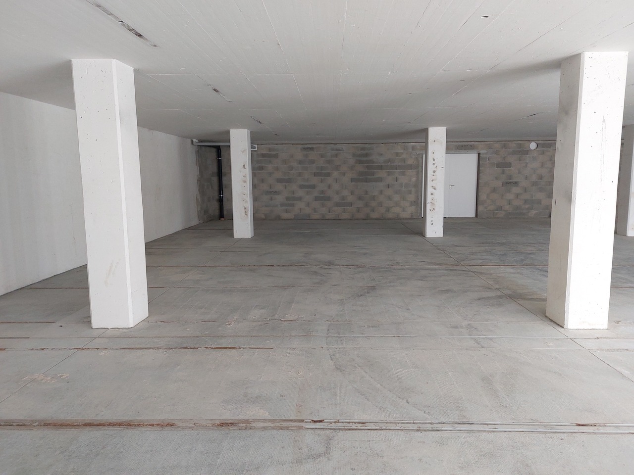 143m² storage room, photo 2 of 2