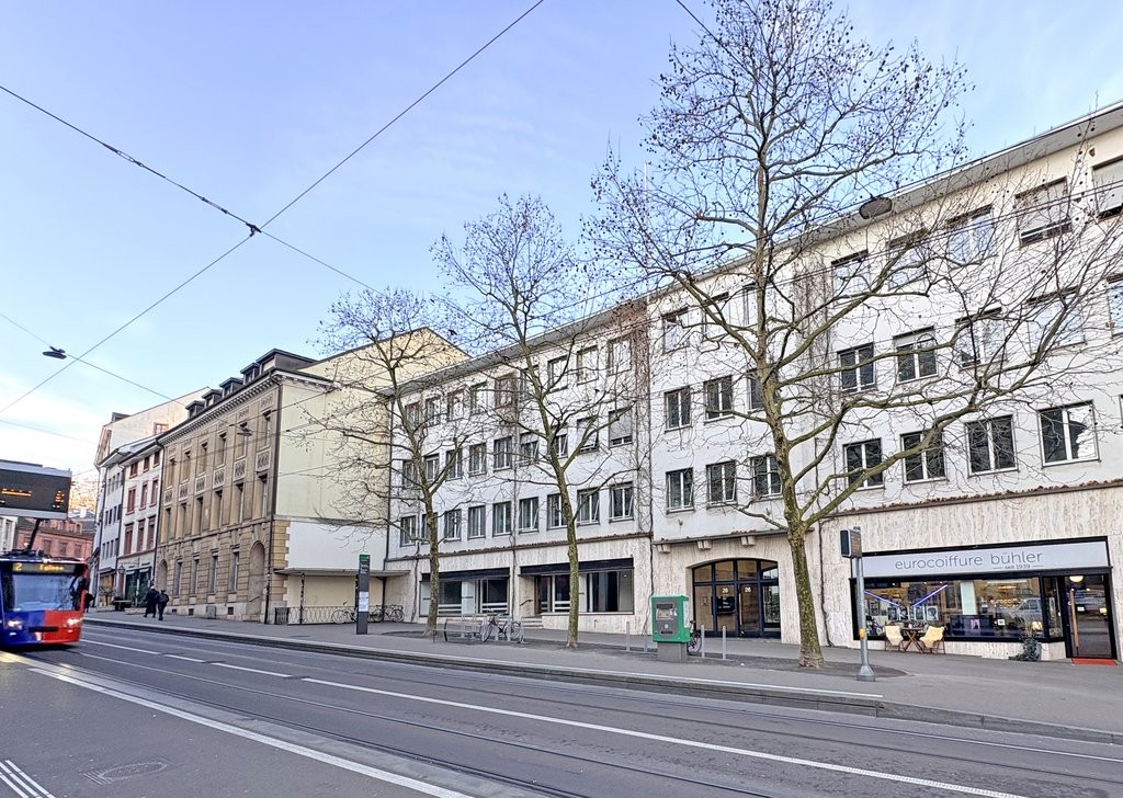 296m² shop, photo 1 of 10