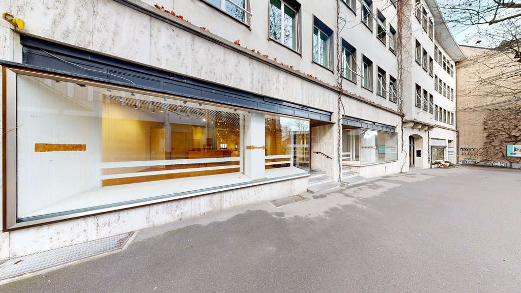 296m² shop, photo 2 of 10