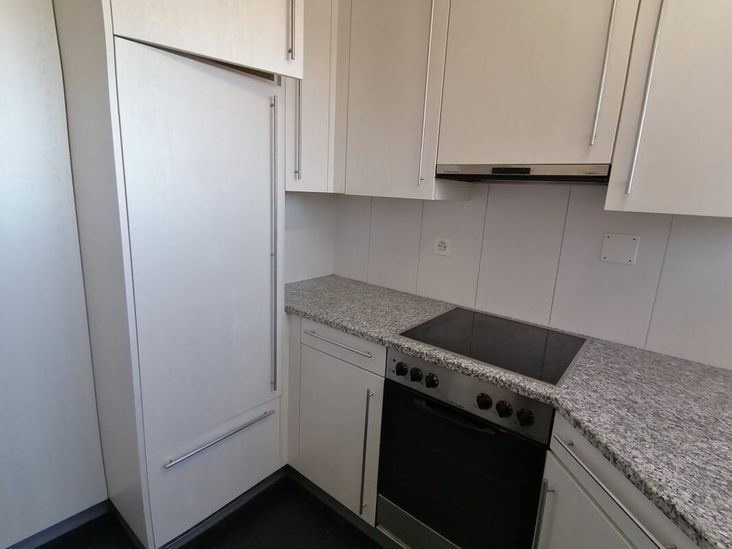 Appartement de 2 ½ pièces

Appartement familial au centre

Appartement de 2.5 pièces

Un appartement lumineux au centre de Neuhausen, au 7ème étage avec une superbe vue sur les chutes du Rhin, est prêt pour vous.
Cet appartement de 2.5 pièces avec balcon vitré se présente de manière intemporelle et 