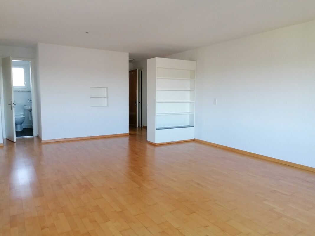 Appartement de 2 ½ pièces

Appartement familial au centre

Appartement de 2.5 pièces

Un appartement lumineux au centre de Neuhausen, au 7ème étage avec une superbe vue sur les chutes du Rhin, est prêt pour vous.
Cet appartement de 2.5 pièces avec balcon vitré se présente de manière intemporelle et 