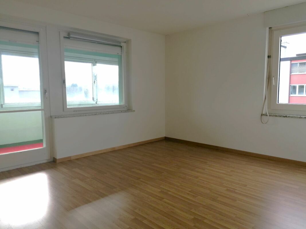 Appartement de 2 ½ pièces

Appartement familial au centre

Appartement de 2.5 pièces

Un appartement lumineux au centre de Neuhausen, au 7ème étage avec une superbe vue sur les chutes du Rhin, est prêt pour vous.
Cet appartement de 2.5 pièces avec balcon vitré se présente de manière intemporelle et 
